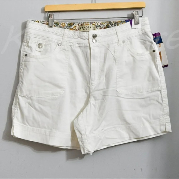 Dakota Blue Women's Short Mid Rise withh Pockets Flap with Button WHITE - Picture 3 of 7